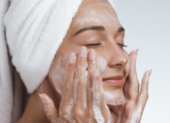 Exfoliation douce du visage : pourquoi choisir un gel aux AHA, BHA et PHA ?