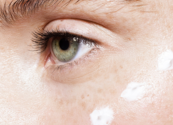 Tapoter ou étaler ? Les bons gestes pour appliquer vos soins visage